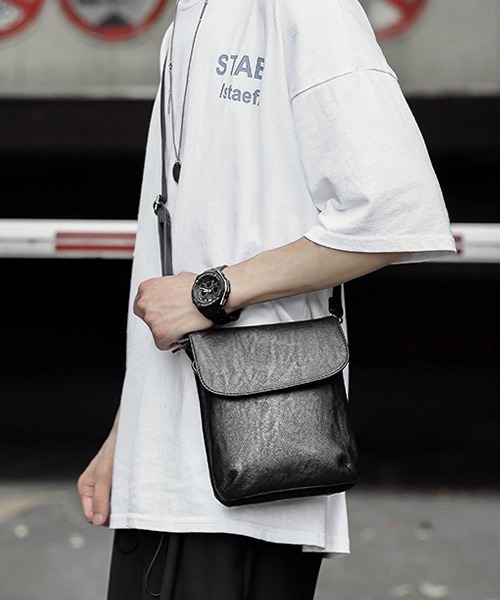 Fun & Daily（ファンアンドデイリー）の「F&D : Flap Small Shoulder Bag（ショルダーバッグ・メンズ・ブラック・FREE）」の3枚目の写真