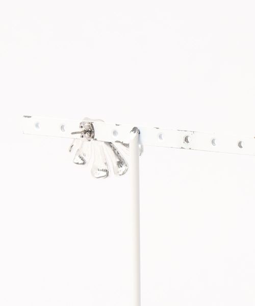 flower(フラワー)の「エイプリルフラワーピアス(ピアス(片耳用)・レディース・シルバー/ゴールド・FREE)」の3枚目の写真