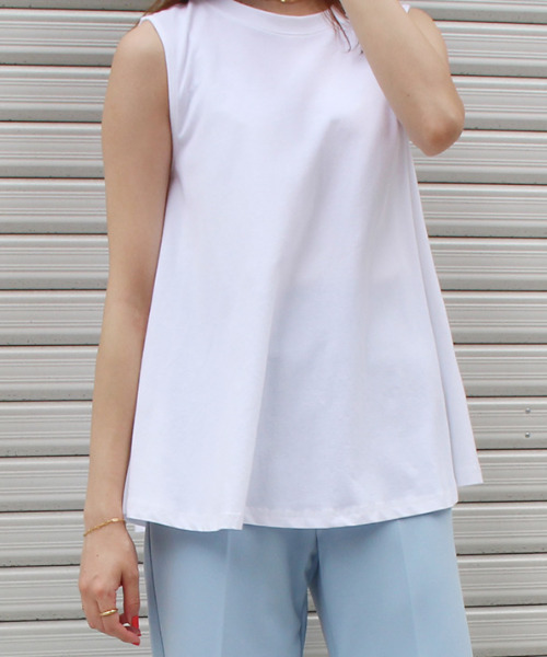 MODE ROBE（モードローブ）の「フレアノースリーブトップス（タンクトップ・レディース・ホワイト/ブラック/ベージュ/パープル・FREE）」の2枚目の写真