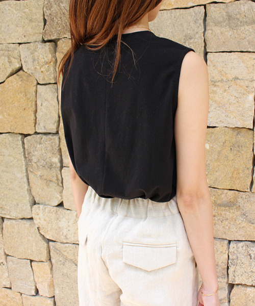 MODE ROBE（モードローブ）の「フレアノースリーブトップス（タンクトップ・レディース・ホワイト/ブラック/ベージュ/パープル・FREE）」の8枚目の写真