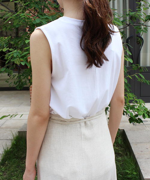 MODE ROBE（モードローブ）の「フレアノースリーブトップス（タンクトップ・レディース・ホワイト/ブラック/ベージュ/パープル・FREE）」の22枚目の写真