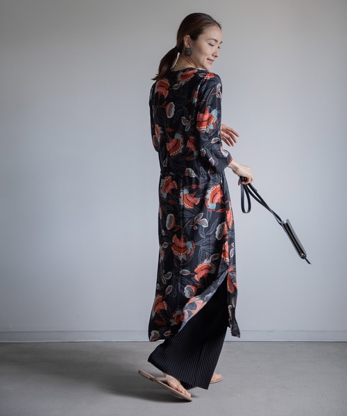 miniyu（ミニュウ）の「《WEB限定》アンティークフラワー和柄調・ワンピース（ワンピース・レディース・ブラック/ネイビー・FREE）」の5枚目の写真