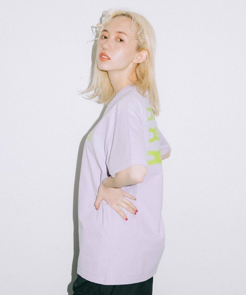 X-girl(エックスガール)の「GLOW LOGO S/S TEE(Tシャツ/カットソー・レディース・ホワイト/ブラック/ライトパープル/グリーン・S/M/L/XL)」の22枚目の写真