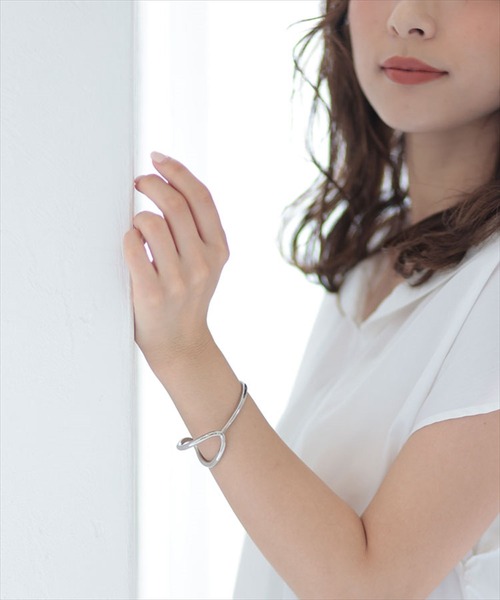 DONOBAN（ドノバン）の「ニュアンスバングル（ブレスレット・レディース・ゴールド/シルバー・F）」の20枚目の写真