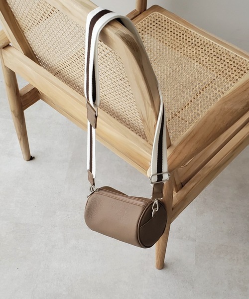 Doux archives（ドゥアルシーヴ）の「ドラム型ミニショルダーＢａｇ（ショルダーバッグ・レディース・ブラック/ブラウン/アイボリー・FREE）」の2枚目の写真