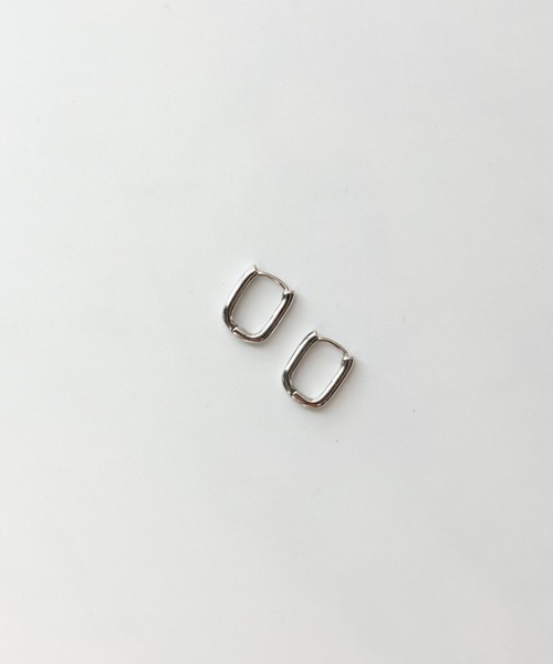 yu-ka(ユーカ)の「YU-KA : ミニスクエアピアス (シルバー925)(ピアス(両耳用)・レディース・シルバー/ゴールド・ONE SIZE)」の7枚目の写真
