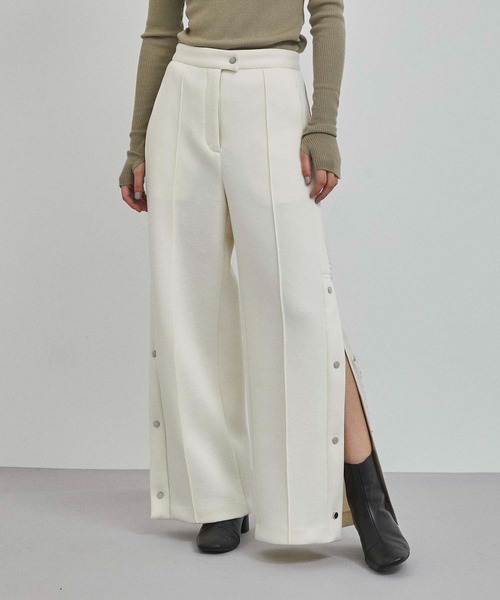 A + TOKYO（エープラストウキョウ）の「フレアスリットパンツ（スラックス・レディース・ライトブルーグレー/オフホワイト・1/2）」の2枚目の写真