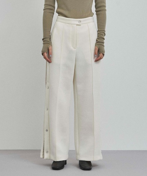 A + TOKYO（エープラストウキョウ）の「フレアスリットパンツ（スラックス・レディース・ライトブルーグレー/オフホワイト・1/2）」の20枚目の写真