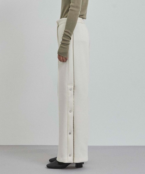 A + TOKYO（エープラストウキョウ）の「フレアスリットパンツ（スラックス・レディース・ライトブルーグレー/オフホワイト・1/2）」の19枚目の写真