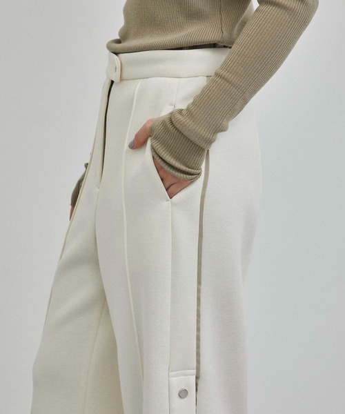 A + TOKYO（エープラストウキョウ）の「フレアスリットパンツ（スラックス・レディース・ライトブルーグレー/オフホワイト・1/2）」の16枚目の写真