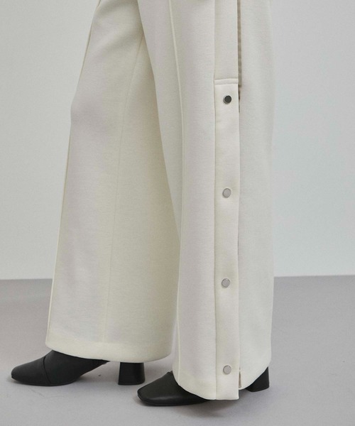 A + TOKYO（エープラストウキョウ）の「フレアスリットパンツ（スラックス・レディース・ライトブルーグレー/オフホワイト・1/2）」の15枚目の写真