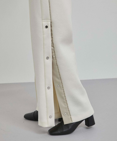 A + TOKYO（エープラストウキョウ）の「フレアスリットパンツ（スラックス・レディース・ライトブルーグレー/オフホワイト・1/2）」の14枚目の写真