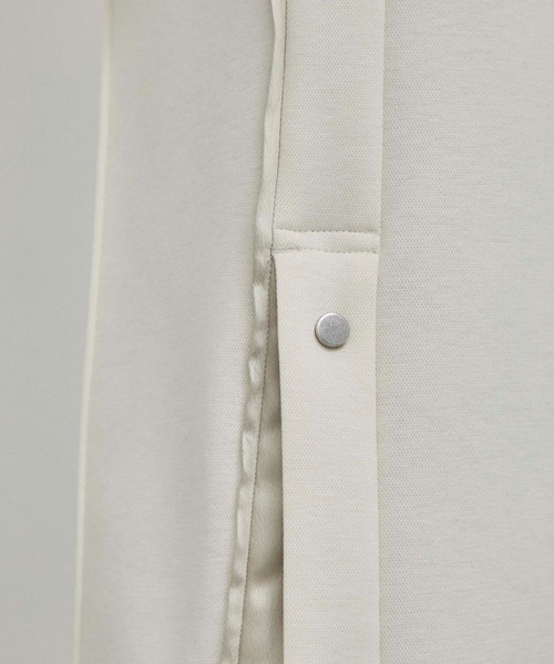 A + TOKYO（エープラストウキョウ）の「フレアスリットパンツ（スラックス・レディース・ライトブルーグレー/オフホワイト・1/2）」の12枚目の写真