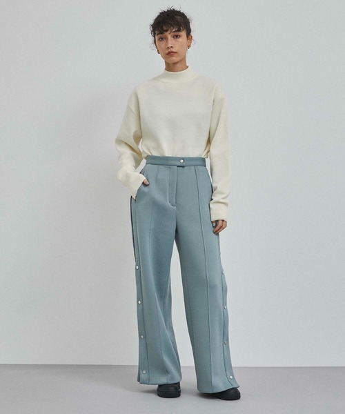 A + TOKYO（エープラストウキョウ）の「フレアスリットパンツ（スラックス・レディース・ライトブルーグレー/オフホワイト・1/2）」の22枚目の写真