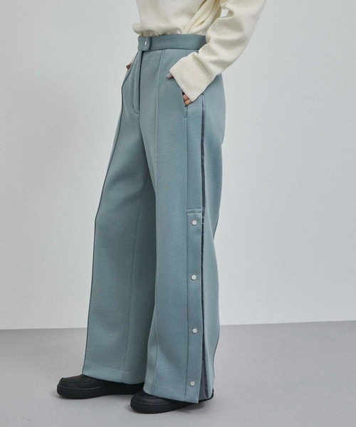 A + TOKYO（エープラストウキョウ）の「フレアスリットパンツ（スラックス・レディース・ライトブルーグレー/オフホワイト・1/2）」の21枚目の写真