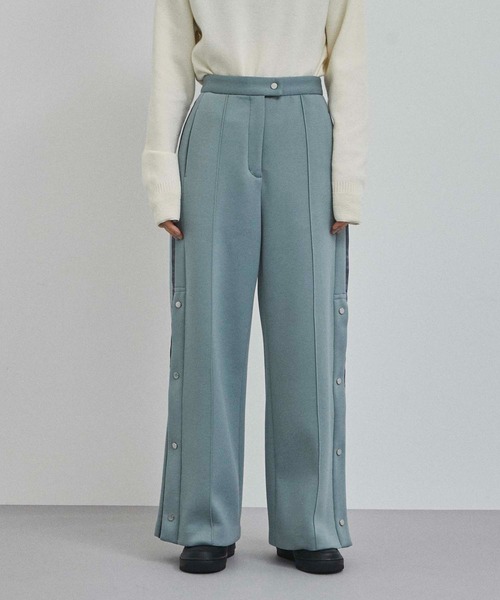 A + TOKYO（エープラストウキョウ）の「フレアスリットパンツ（スラックス・レディース・ライトブルーグレー/オフホワイト・1/2）」の11枚目の写真