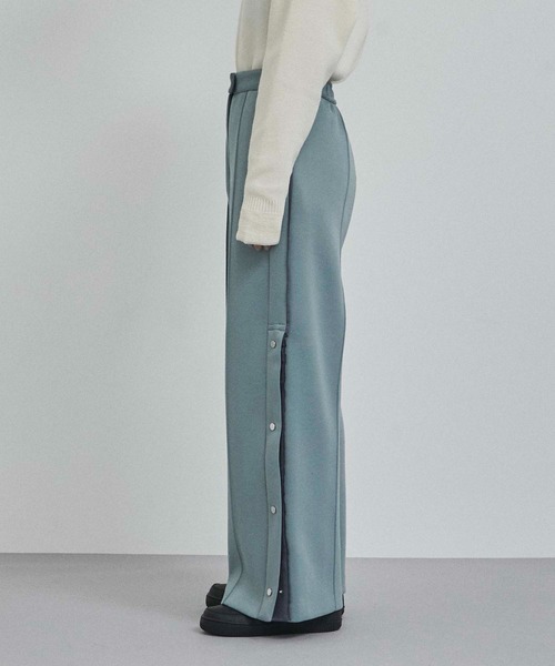 A + TOKYO（エープラストウキョウ）の「フレアスリットパンツ（スラックス・レディース・ライトブルーグレー/オフホワイト・1/2）」の10枚目の写真