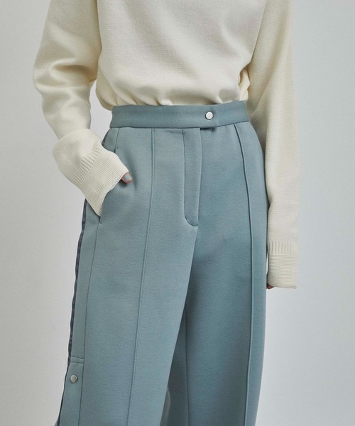 A + TOKYO（エープラストウキョウ）の「フレアスリットパンツ（スラックス・レディース・ライトブルーグレー/オフホワイト・1/2）」の8枚目の写真