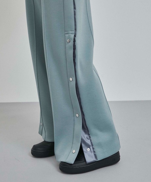 A + TOKYO（エープラストウキョウ）の「フレアスリットパンツ（スラックス・レディース・ライトブルーグレー/オフホワイト・1/2）」の6枚目の写真