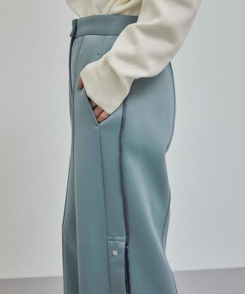 A + TOKYO（エープラストウキョウ）の「フレアスリットパンツ（スラックス・レディース・ライトブルーグレー/オフホワイト・1/2）」の7枚目の写真