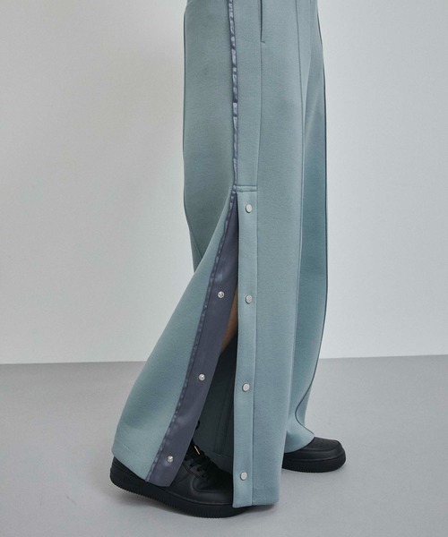 A + TOKYO（エープラストウキョウ）の「フレアスリットパンツ（スラックス・レディース・ライトブルーグレー/オフホワイト・1/2）」の5枚目の写真