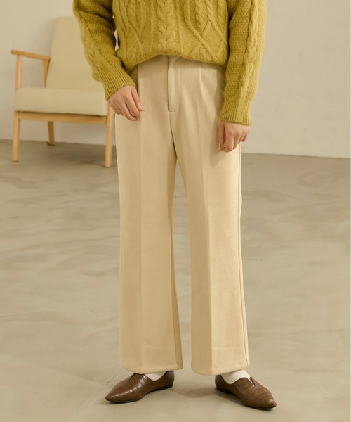 Ambre Neige(アンブルネージュ)の「フェイクスウェードセミフレアパンツ/【WEB/EC限定商品】(スラックス・レディース・アイボリー/モカ/ライトブラウン・FREE)」の4枚目の写真