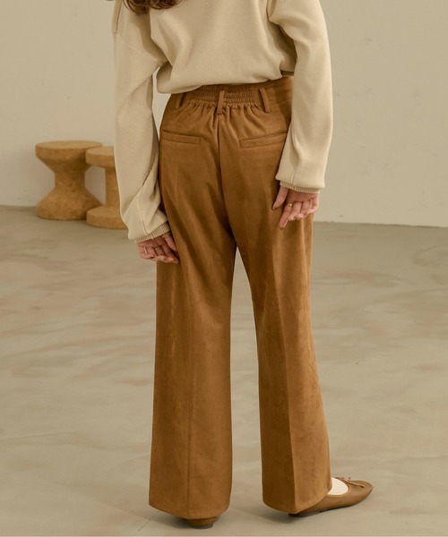 Ambre Neige(アンブルネージュ)の「フェイクスウェードセミフレアパンツ/【WEB/EC限定商品】(スラックス・レディース・アイボリー/モカ/ライトブラウン・FREE)」の12枚目の写真