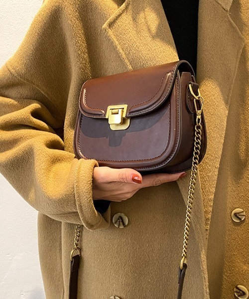 .KOM(ドットコム)の「『.kom/ドットケーオーエム』チェーンデザイン ミニショルダーバッグ(ショルダーバッグ・レディース・ダークブラウン/ブラック/ブラウン・FREE)」の4枚目の写真