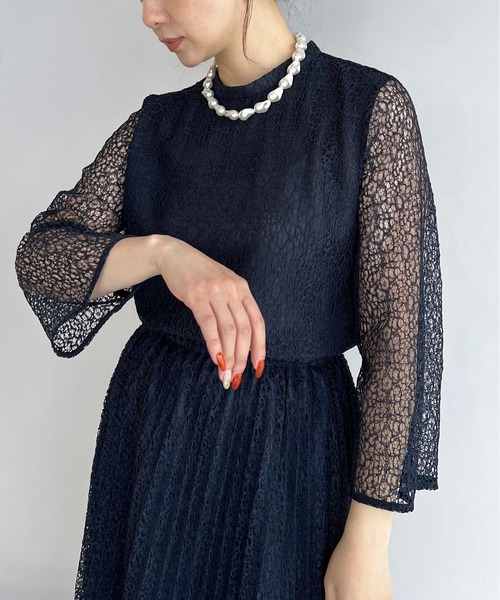 PICCIN(ピッチン)の「袖フレアアイリッシュレースブラウス(シャツ/ブラウス・レディース・ネイビー/グレイッシュベージュ・M)」の2枚目の写真