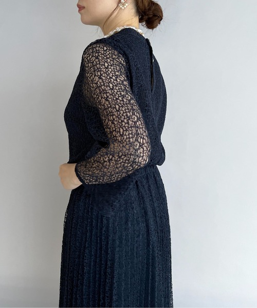 PICCIN(ピッチン)の「袖フレアアイリッシュレースブラウス(シャツ/ブラウス・レディース・ネイビー/グレイッシュベージュ・M)」の17枚目の写真