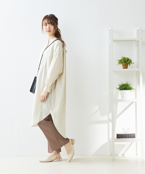 menue(メヌエ)の「スリングバック クリアミュールサンダル(パンプス・レディース・アイボリー/ブラック/グレイッシュベージュ・21.5cm/22.0cm/22.5cm/23.0cm/23.5cm/24.0cm/24.5cm/25.0cm/25.5cm/26.0cm)」の4枚目の写真