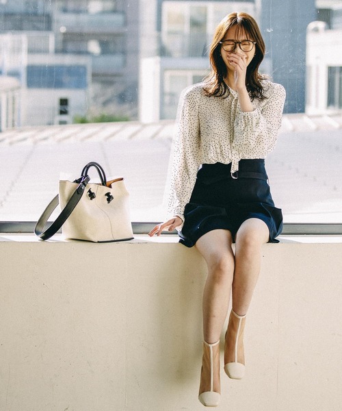 Andemiu（アンデミュウ）の「シアーショートブーツ266231（ブーツ・レディース・アイボリー/ブラック・SMALL/MEDIUM/LARGE）」の3枚目の写真