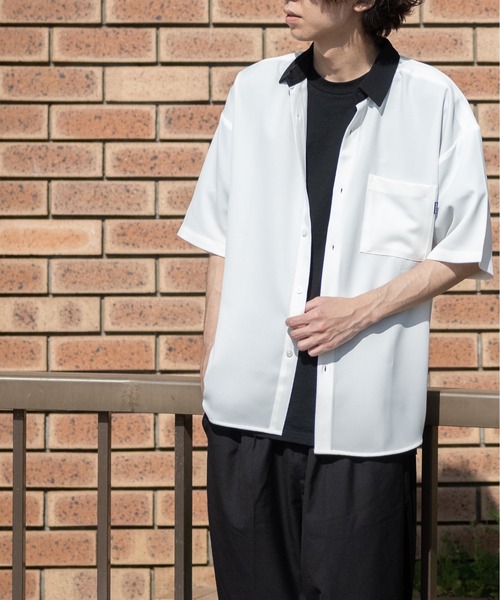 JOHN'S CLOSET（ジョンズクローゼット）の「【a】ナチュラルストレッチポリエステルクレリック半袖ビッグシャツ/ルーズシルエットシャツ（シャツ/ブラウス・メンズ・ホワイト/ブラック/ベージュ/ブルー/グリーン・MEDIUM/LARGE/X-LARGE）」の2枚目の写真