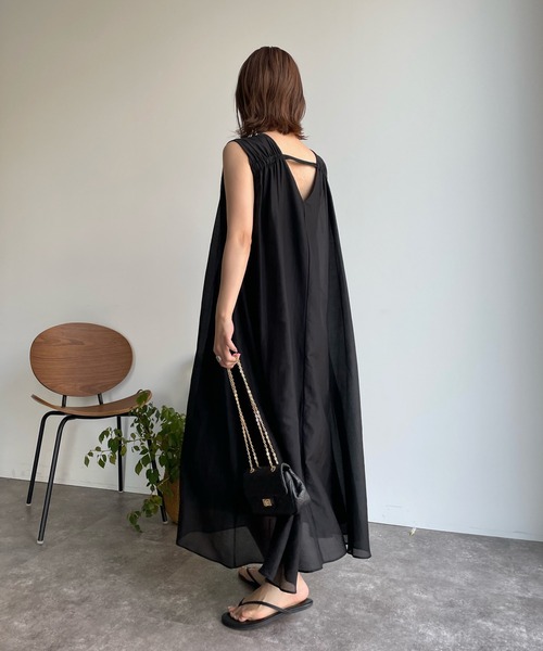 DouDou(ドゥドゥ)の「バック深Vコットンシルクタンクワンピース(ワンピース・レディース・チャコールグレー/ブラック・FREE)」の6枚目の写真