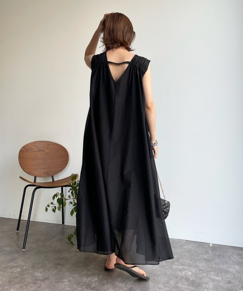 DouDou(ドゥドゥ)の「バック深Vコットンシルクタンクワンピース(ワンピース・レディース・チャコールグレー/ブラック・FREE)」の17枚目の写真