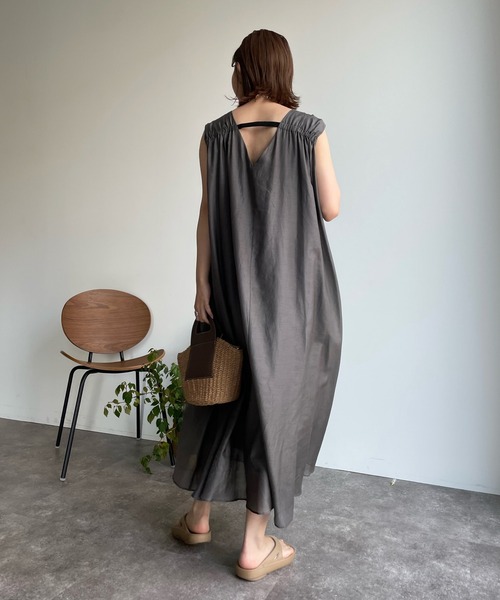 DouDou(ドゥドゥ)の「バック深Vコットンシルクタンクワンピース(ワンピース・レディース・チャコールグレー/ブラック・FREE)」の15枚目の写真