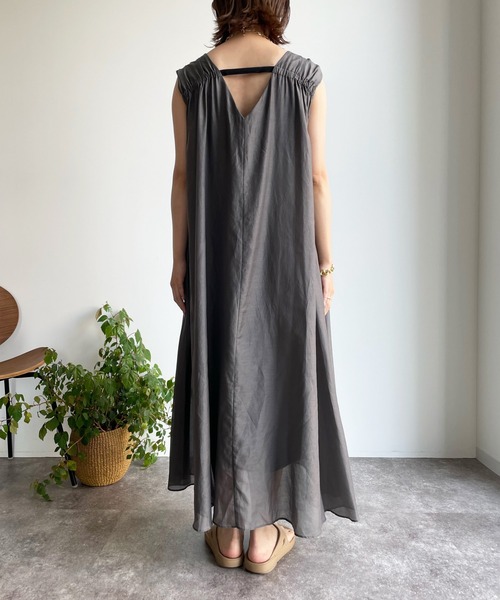 DouDou(ドゥドゥ)の「バック深Vコットンシルクタンクワンピース(ワンピース・レディース・チャコールグレー/ブラック・FREE)」の5枚目の写真