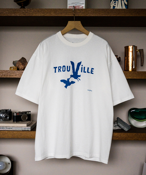EDIFICE（エディフィス）の「【SAVIGAC / サビニャック】別注 Vacances a Trouville プリント Tシャツ（Tシャツ/カットソー・メンズ・ホワイト/ブラック/ライトホワイト/ブラック系その他/White/オフホワイト/ホワイト×ホワイト/ホワイト系その他・MEDIUM/LARGE）」の4枚目の写真