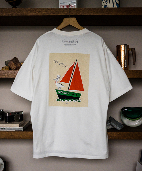 EDIFICE（エディフィス）の「【SAVIGAC / サビニャック】別注 Vacances a Trouville プリント Tシャツ（Tシャツ/カットソー・メンズ・ホワイト/ブラック/ライトホワイト/ブラック系その他/White/オフホワイト/ホワイト×ホワイト/ホワイト系その他・MEDIUM/LARGE）」の5枚目の写真
