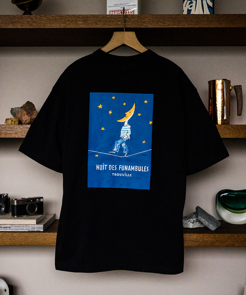 EDIFICE（エディフィス）の「【SAVIGAC / サビニャック】別注 Vacances a Trouville プリント Tシャツ（Tシャツ/カットソー・メンズ・ホワイト/ブラック/ライトホワイト/ブラック系その他/White/オフホワイト/ホワイト×ホワイト/ホワイト系その他・MEDIUM/LARGE）」の8枚目の写真