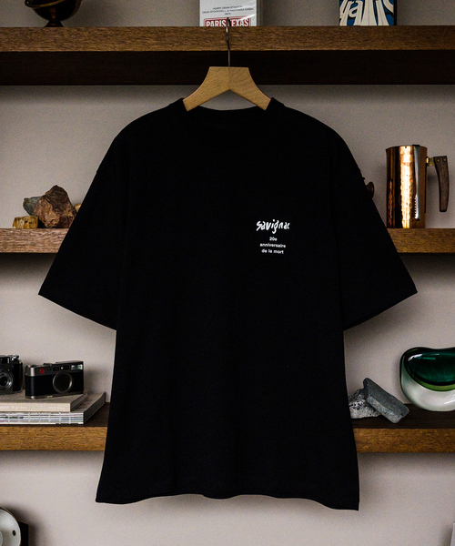EDIFICE（エディフィス）の「【SAVIGAC / サビニャック】別注 Vacances a Trouville プリント Tシャツ（Tシャツ/カットソー・メンズ・ホワイト/ブラック/ライトホワイト/ブラック系その他/White/オフホワイト/ホワイト×ホワイト/ホワイト系その他・MEDIUM/LARGE）」の10枚目の写真