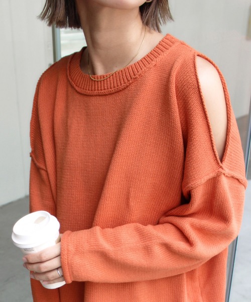 MLI'A（エムリア）の「肩スリットニット（ニット/セーター・レディース・ブラック/オレンジ/ブルー/ナチュラル・M）」の4枚目の写真