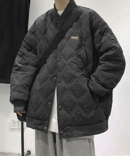 NOWLE（ノウル）の「【NOWLE】ワンポイント ノーカラー キルティングブルゾン/中綿ブルゾン（ブルゾン・メンズ・カーキ/ブラック/ベージュ・MEDIUM/LARGE/X-LARGE）」の2枚目の写真