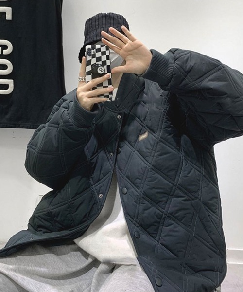 NOWLE（ノウル）の「【NOWLE】ワンポイント ノーカラー キルティングブルゾン/中綿ブルゾン（ブルゾン・メンズ・カーキ/ブラック/ベージュ・MEDIUM/LARGE/X-LARGE）」の4枚目の写真