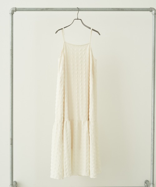 earth music&ecology(アースミュージックアンドエコロジー)の「シャーリングギャザー切替キャミドレ(ワンピース・レディース・アイボリー/ターコイズブルー/コーラル・FREE)」の2枚目の写真