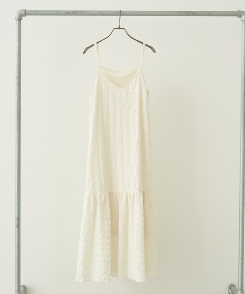 earth music&ecology(アースミュージックアンドエコロジー)の「シャーリングギャザー切替キャミドレ(ワンピース・レディース・アイボリー/ターコイズブルー/コーラル・FREE)」の11枚目の写真