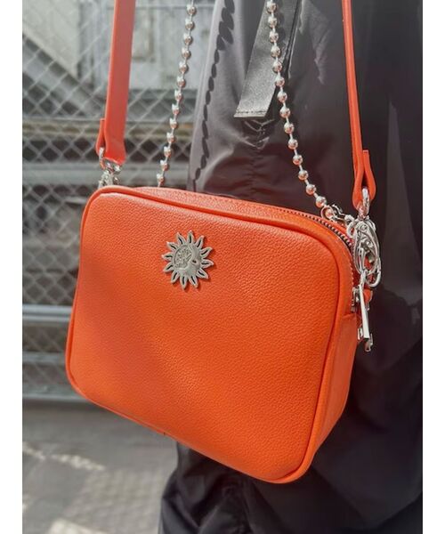 EVRIS（エヴリス）の「ボールチェーンMINIショルダーBAG（ショルダーバッグ・レディース・ブラック/ホワイト/シルバー/オレンジ・FREE）」の3枚目の写真