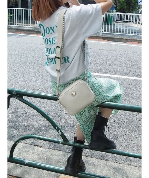 EVRIS（エヴリス）の「ボールチェーンMINIショルダーBAG（ショルダーバッグ・レディース・ブラック/ホワイト/シルバー/オレンジ・FREE）」の8枚目の写真