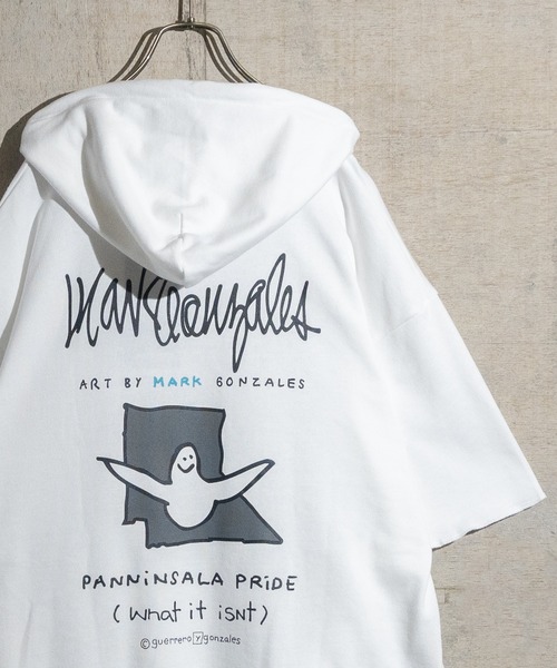 Mark Gonzales(マーク・ゴンザレス)の「【h】〔(What it isNT)art by MARKGONZALES〕ミニ裏毛バックプリント ハーフジップ S/S パーカー(パーカー・メンズ・オフホワイト/ブラック/杢グレー/イエロー・X-LARGE/LARGE/MEDIUM)」の2枚目の写真