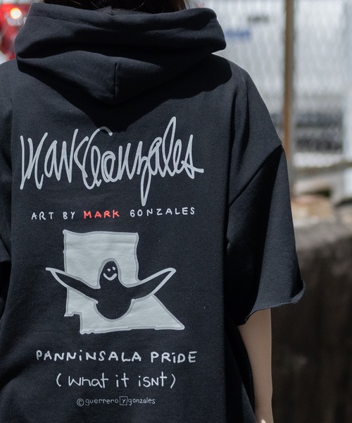 Mark Gonzales(マーク・ゴンザレス)の「【h】〔(What it isNT)art by MARKGONZALES〕ミニ裏毛バックプリント ハーフジップ S/S パーカー(パーカー・メンズ・オフホワイト/ブラック/杢グレー/イエロー・X-LARGE/LARGE/MEDIUM)」の22枚目の写真